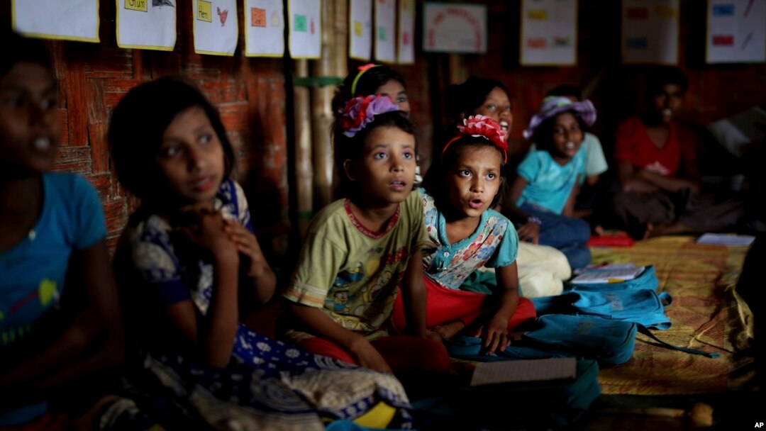 ရိုဟင်ဂျာကလေးငယ်များ UNICEF က ဖွင့်ထားတဲ့ ကျောင်းတက်ရောက်စဉ် (သြဂုတ်လ ၂၀၁၈) (AP Photo/Altaf Qadri)