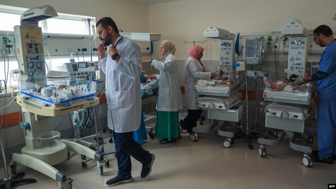 Médicos palestinos atienden a bebés prematuros evacuados del Hospital de Al Shifa, en la Ciudad de Gaza, en Rafah, en el sur de la Franja de Gaza, en espera de ser trasladados a Egipto, el 19 de noviembre de 2023.