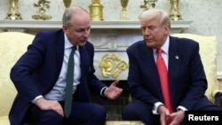 Rais wa Marekani Donald Trump akiwa na Waziri Mkuu wa Ireland, Micheal Martin kwenye ofis yake ya Oval katika White House, Washington, Machi 12, 2025. 