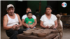 Una familia de artesanos nicaragüenses trabajando en diciembre. Foto Houston Castillo, VOA.