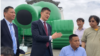  5月21日星期二，台湾中正纪念堂前，一位坐在轮椅上的“坦克人”来和一个塑胶坦克人会面。