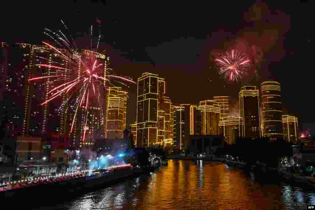 Fogos de artifício iluminam o céu inaugurando o Ano Novo em Makati, região metropolitana de Manila, Filipinas, a 1 de janeiro de 2025.