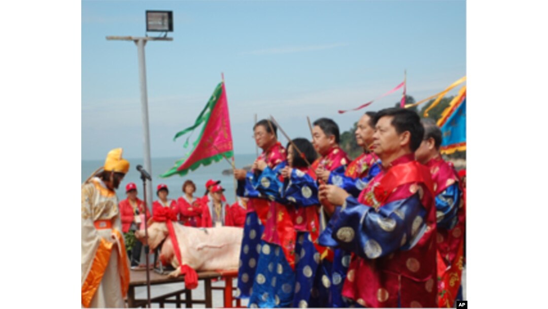 連江縣縣長楊綏生(前排右一)等人在“媽祖升天祭”大典中焚香祭祀
