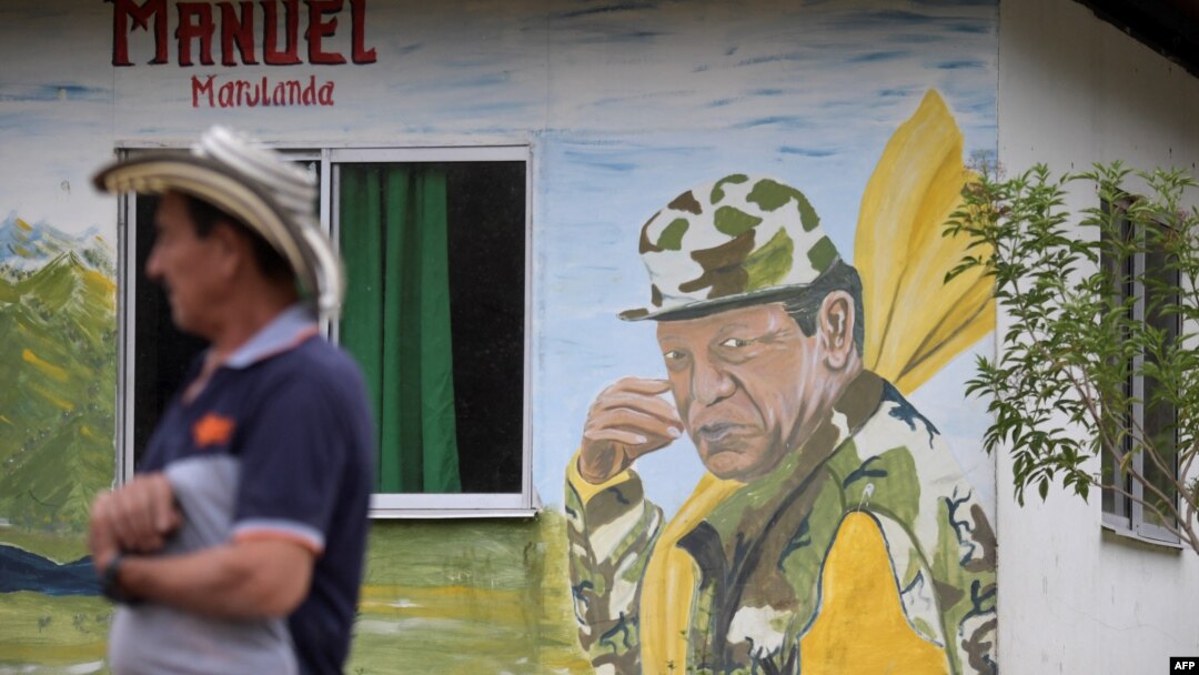 Un grafiti del líder de las FARC Manuel Marulanda se ve en el Área Territorial de Capacitación y Reincorporación (ETCR) El Oso, en Gaitania, Departamento de Tolima, Colombia, el 27 de octubre de 2021.