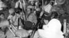 Soldados do MPLA comemoram independência de Angola em 11 de Novembro de 1975