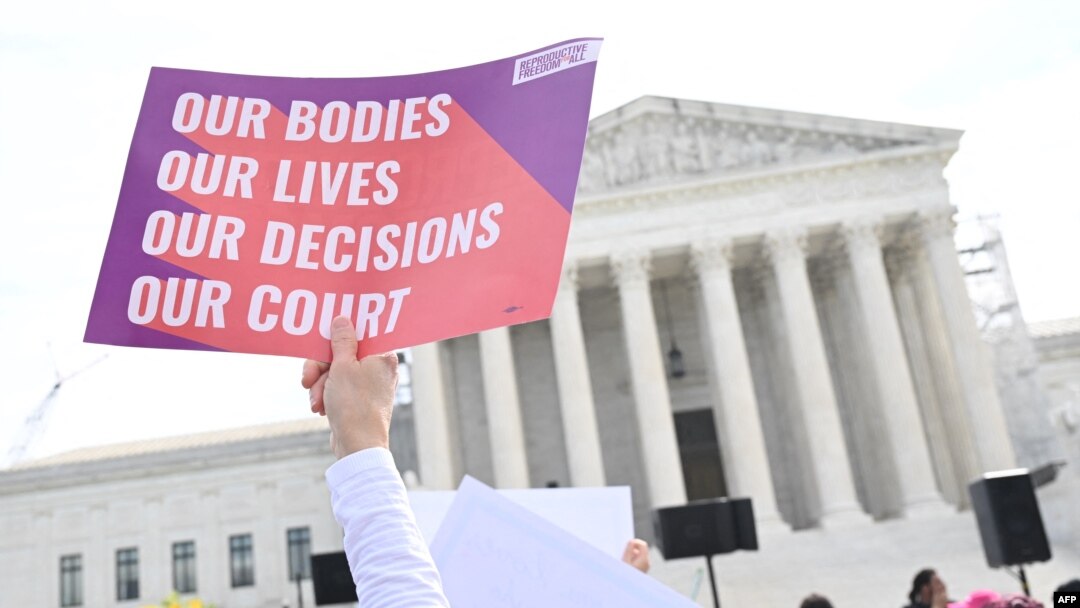 Activistas pro-aborto se manifiestan por "derechos reproductivos y atención de emergencia para el aborto" frente a la Corte Suprema de Estados Unidos mientras escucha los argumentos en el caso Moyle vs EEUU, en Washington, DC, el 24 de abril de 2024.