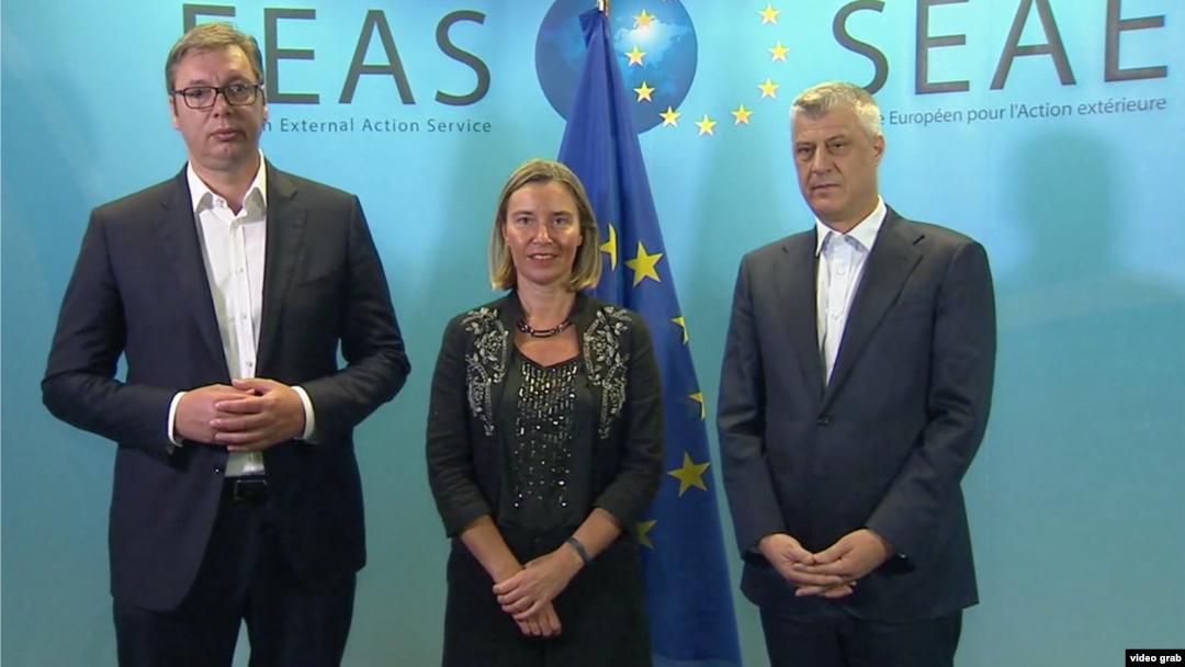 Predsednici Srbije i Kosova, Aleksandar Vučić i Hašim Tači sa visokom predstavnicom EU Federikom Mogerini u Briselu (arhivski snimak)