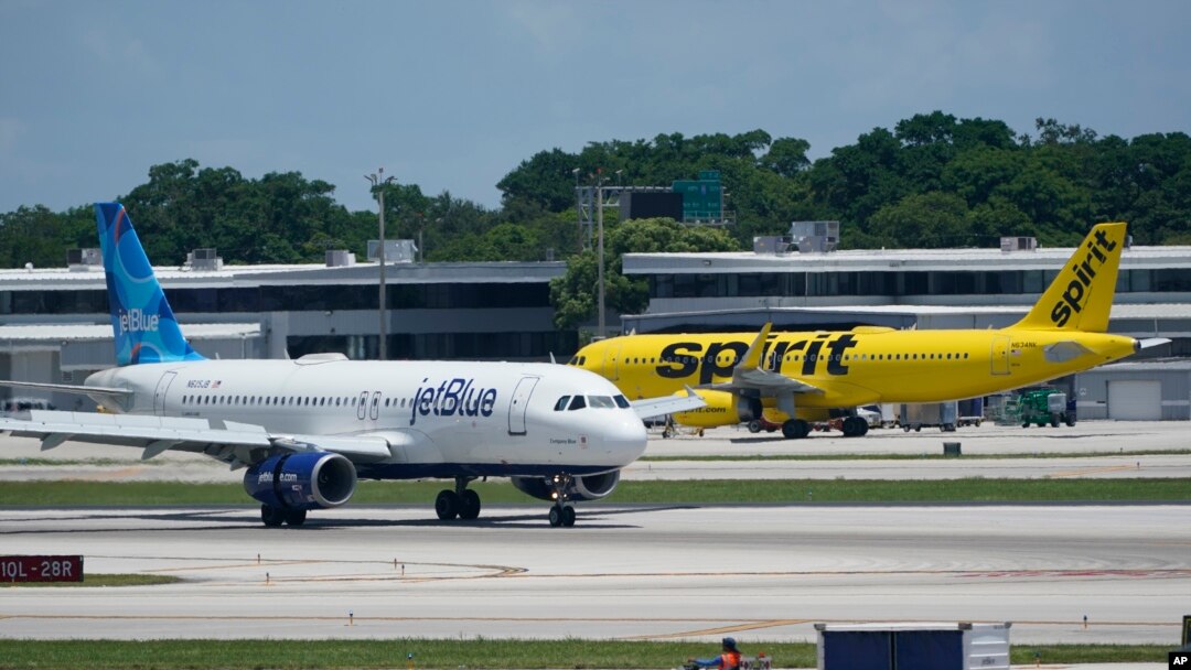 Un avión de JetBlue Airways rueda en la pista el 7 de julio de 2022, en el Aeropuerto Internacional Fort Lauderdale-Hollywood, en Fort Lauderdale, Florida, EEUU. 