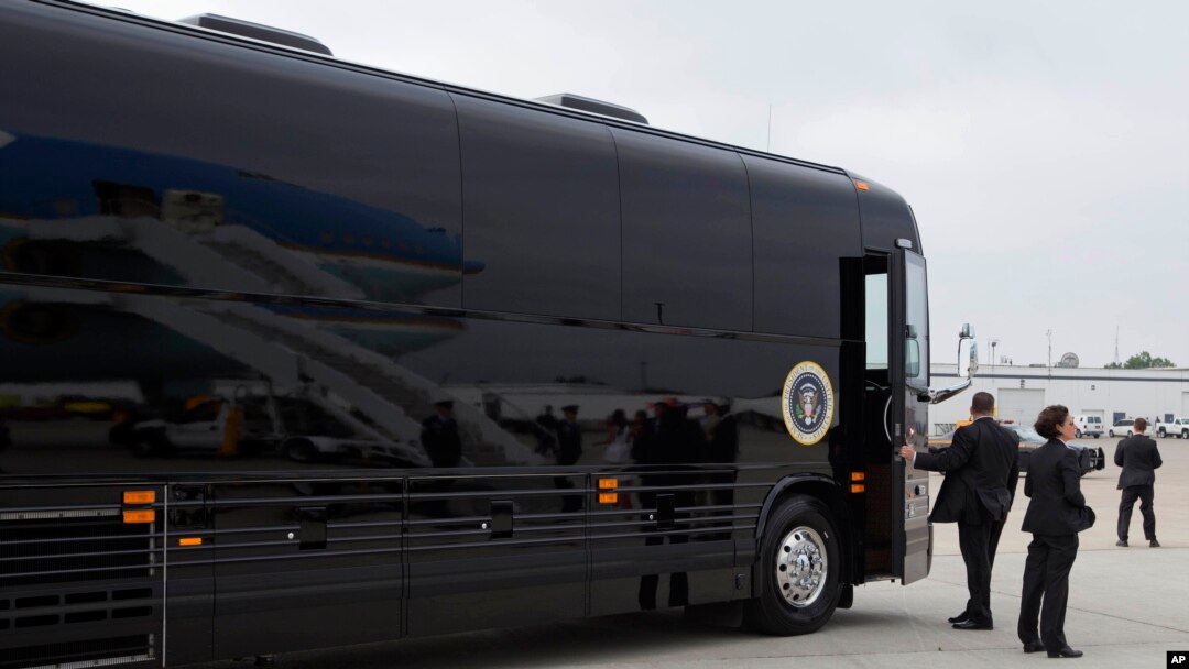 A bordo de este autobús Obama realiza su gira para promover plan educativo.