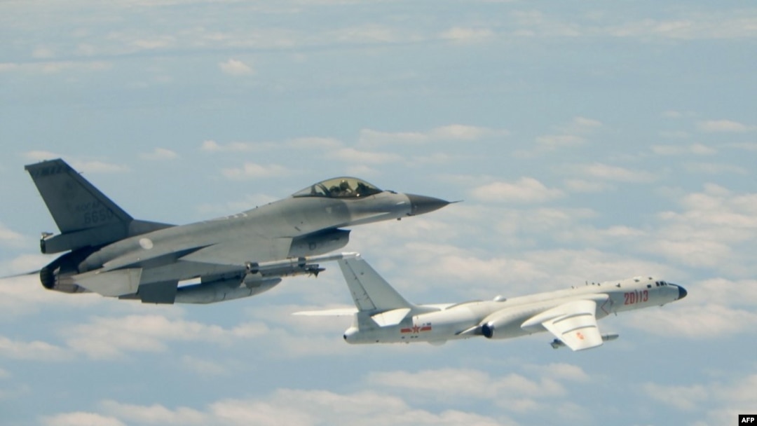台灣F16戰機監控伴飛在台灣南部巴士海峽上空飛行的中國空軍H-6K轟炸機。 (2018年5月11日)