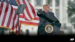 El entonces presidente Donald Trump toma la palabra en la manifestación poco antes del ataque al Capitolio el 6 de enero.