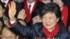 19일 치러진 한국 대통령 선거에서 당선이 확정된 박근혜 새누리당 후보가, 당사에서 당직자들과 지지자들의 축하를 받고 있다.
