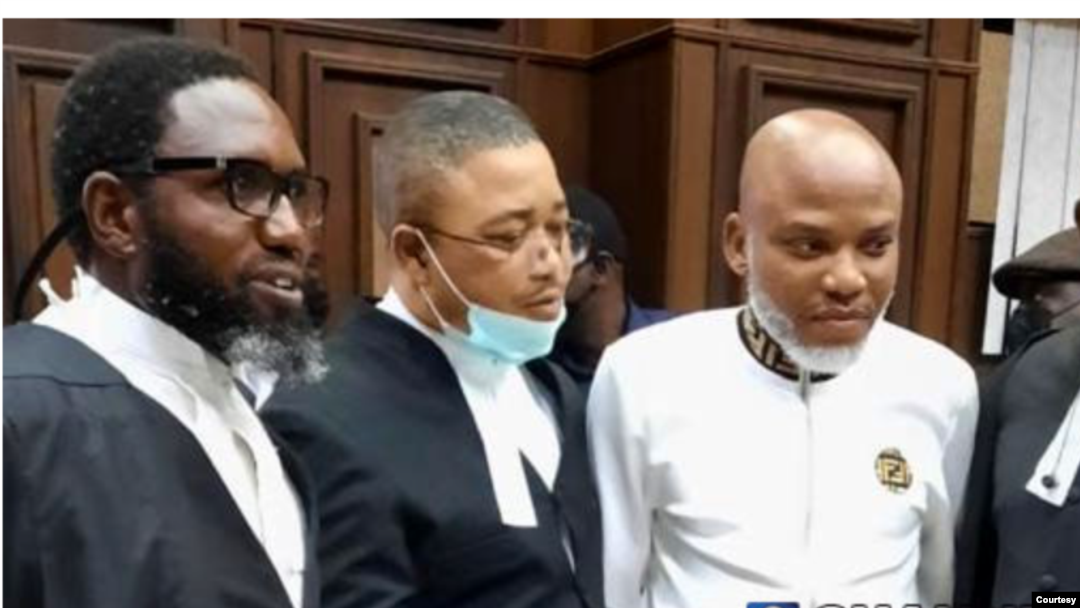 Nnamdi Kanu da lauyoyinsa a zaman kotun da aka yi a ranar Alhams (Hoto: Channels TV)