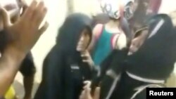 Wanaume wakiongea na wanawake wawili walioingia katika hekalu la Sabarimala huko Pathanamthitta, Kerala, India, Januari 2, 2019. 