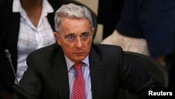 Álvaro Uribe continua bajo investigación.