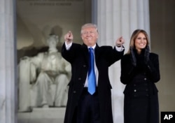 Donald Tramp rafiqasi Melania Tramp bilan Linkoln yodgorligi oldida, 19-yanvar, 2017-yil.
