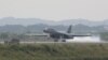 21일 괌에서 발진한 미 공군 장거리 전략폭격기 B-1B 2대가 군사분계선 주변을 비행한 후, 1대는 21일 주한미군 오산공군기지에 착륙하고 있다. B-1B가 한국에 착륙하는 것은 이번이 처음이다.