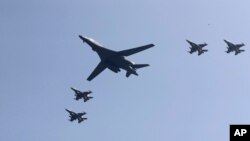 미군 B-1 폭격기(가운데)가 훈련 비행하고 있다. (자료사진)