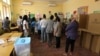 Eleitores em fila para votar na manhã de 23 de Agosto em Luanda.
