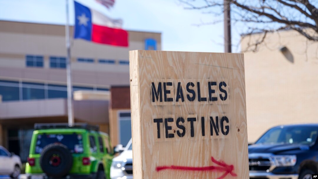Un cartel en el exterior del Hospital District de Seminole ofrece pruebas de detección del sarampión el viernes 21 de febrero de 2025, en Seminole, Texas.