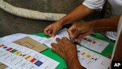 ရန်ကုန်မြို့တွင် အသက် ၆၀ အထက် လူကြီးများ မဲပေးကြသည့် မြင်ကွင်းတချို့။