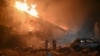 Los equipos de rescate del Servicio Estatal de Emergencias trabajan para extinguir un incendio en un edificio después de un ataque con drones en Járkov, el 28 de enero de 2025, en medio de la invasión rusa en Ucrania.