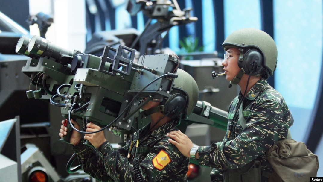資料照：台灣軍人展示美制雙聯裝毒刺導彈（2005年8月11日）