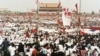 1989年5月17日，中国北京天安门广场上成千上万名民主示威者。（美联社）
