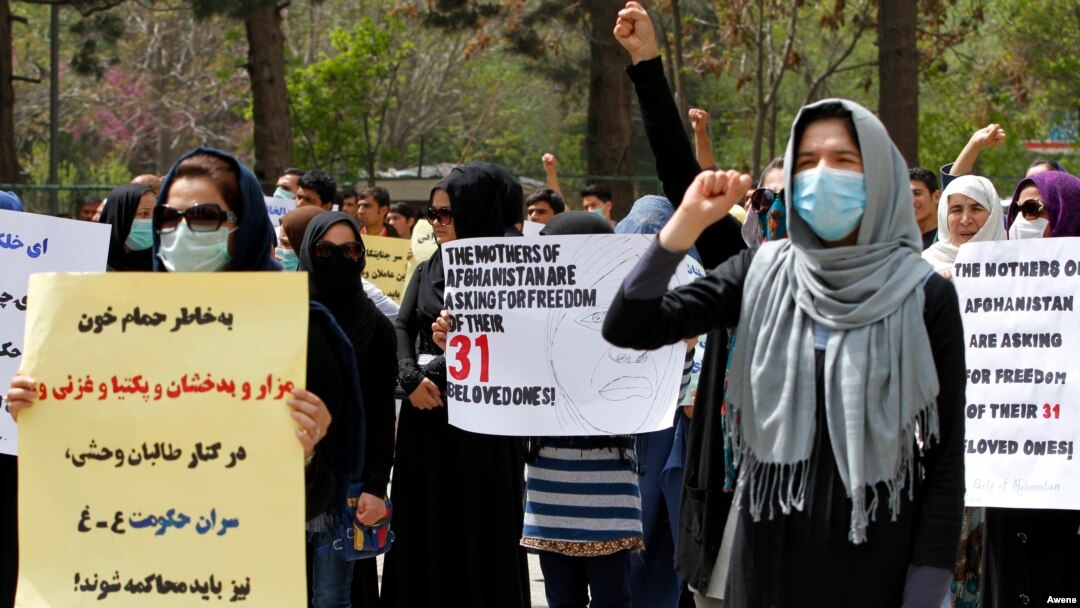 اعتراض کنندگان با یک صدا میگفتند که خون فرزندان شانرا نمی بخشند وگروگانان باید هر چه زودتر رها شوند.