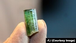 استخراج غیر فنی و قاچاق سنگ‌های قیمتی یکی از مشکلات عمده در افغانستان است که تا حدی شورشگری را در آن کشور تمویل می کند
