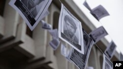 Fotos de personas desaparecidas cuelgan frente al edificio de la Corte Suprema en la Ciudad de Guatemala, el lunes 25 de noviembre de 2019.