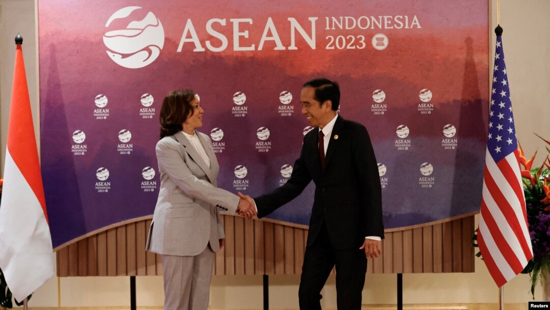 အမေရိကန် ဒုတိယသမ္မတ Kamala Harris နဲ့ အင်ဒိုနီးရှားသမ္မတ Joko Widodo တို့ အင်ဒိုနီးရှားနိုင်ငံ၊ ဂျကာတာမြို့ အာဆီယံထိပ်သီးဆွေးနွေးပွဲမှာ တွေ့ဆုံကြစဥ်။ 