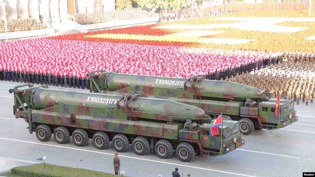 2015년 10월 10일 평양에서 열린 노동당 창건 70주년 열병식에 탄두가 뾰족한 형태에서 둥근 형태고 개량된 KN-08 대륙간탄도미사일(ICBM)이 공개됐다. (자료사진)