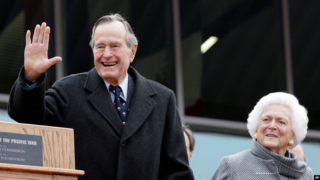 El presidente Bush junto a la primera dama, Barbara Bush, quien falleció en abril de este año. Foto: AP