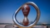 El asesor del vice primer Ministro de Qatar y vocero del Ministerio de Relaciones Exteriores, Majed Al Ansari, conversa con la Voz de América, durante una entrevista en Qatar, en el marco de la Copa del Mundo de Fútbol.
