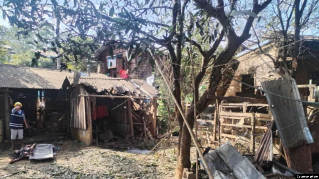 ကချင်ပြည်နယ်၊ ဖားကန့်ဒေသမှာ စစ်ကောင်စီလေကြောင်းဗုံးကြဲတိုက်ခိုက်ခံရတဲ့ အရပ်သားနေအိမ်မြင်ကွင်း။ (ဇန်နဝါရီ ၁၃၊ ၂၀၂၅/Photo: courtesy)
