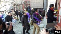 献花者相继走进灵堂纪念赵紫阳逝世11周年 (2016年1月17日俞梅荪拍摄)