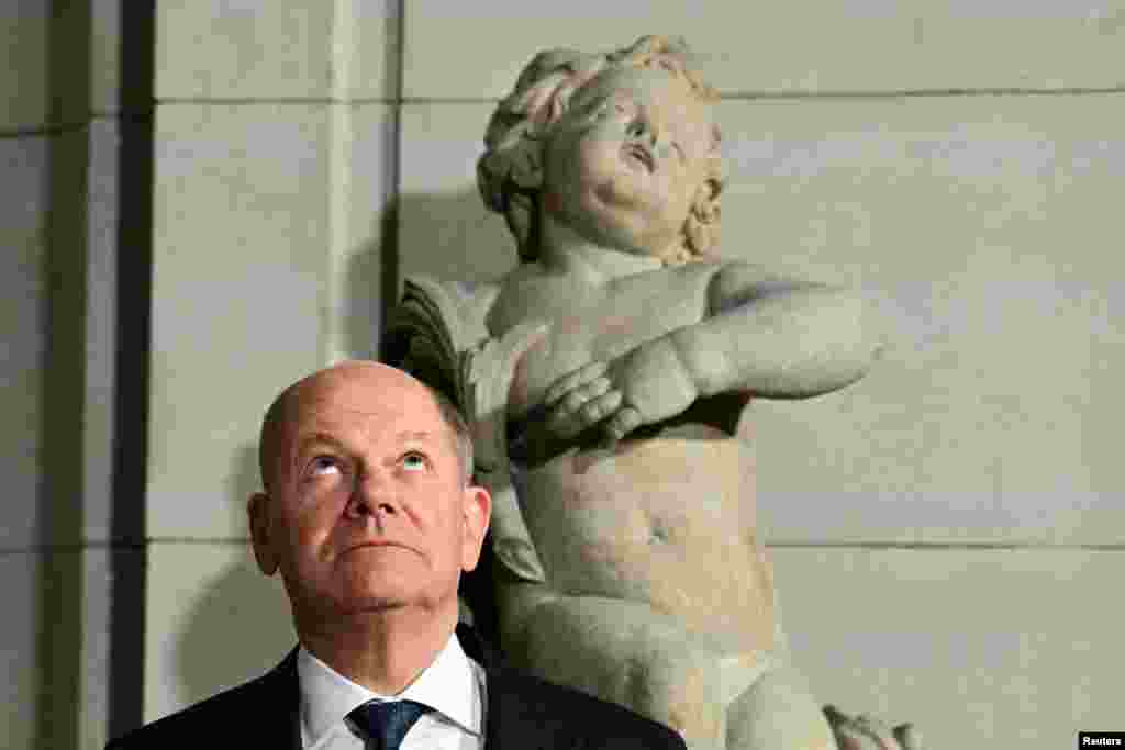 O chanceler alemão Olaf Scholz participa na assinatura do acordo de financiamento da Fundação do Património Cultural Prussiano, em Berlim, na Alemanha.