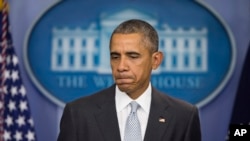 El presidente Barack Obama hace una pausa durante declaraciones en la sala de prensa de la Casa Blanca sobre los ataques en París, el 13 de noviembre de 2015.