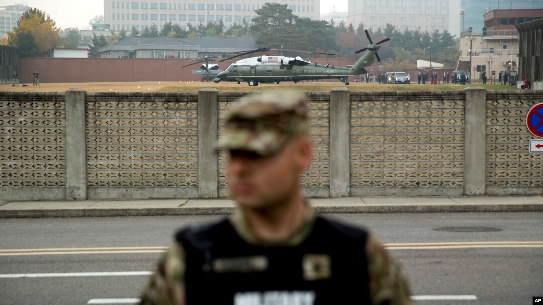 Los helicópteros presidenciales confirmaron que el presidente Donald Trump regresó al cuartel de Yongsan, Seúl, Corea del Sur, el 8 de noviembre de 2017, después de intentar visitar la zona desmilitarizada (DMZ).