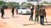 Jeshi la Polisi nchini Kenya likiweka kizuizi baada ya shambulizi la kigaidi Mandera, Kenya, Ijumaa Aprili 12, 2019.