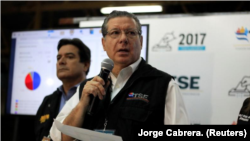 El jefe del tribunal electoral de Honduras, David Matamoros, anunciando esta semana un recuento parcial de los votos de los recientes comicios presidenciales durante una conferencia de prensa en Tegucigalpa.