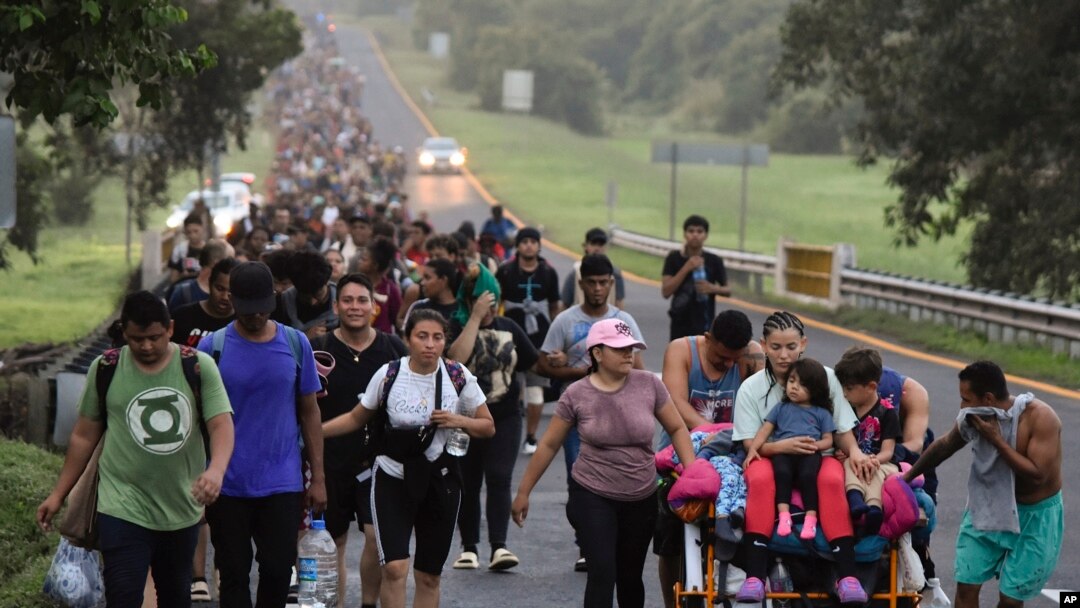ARCHIVO - Migrantes caminan por la carretera Huixtla en el estado de Chiapas, México, el 22 de octubre de 2024.