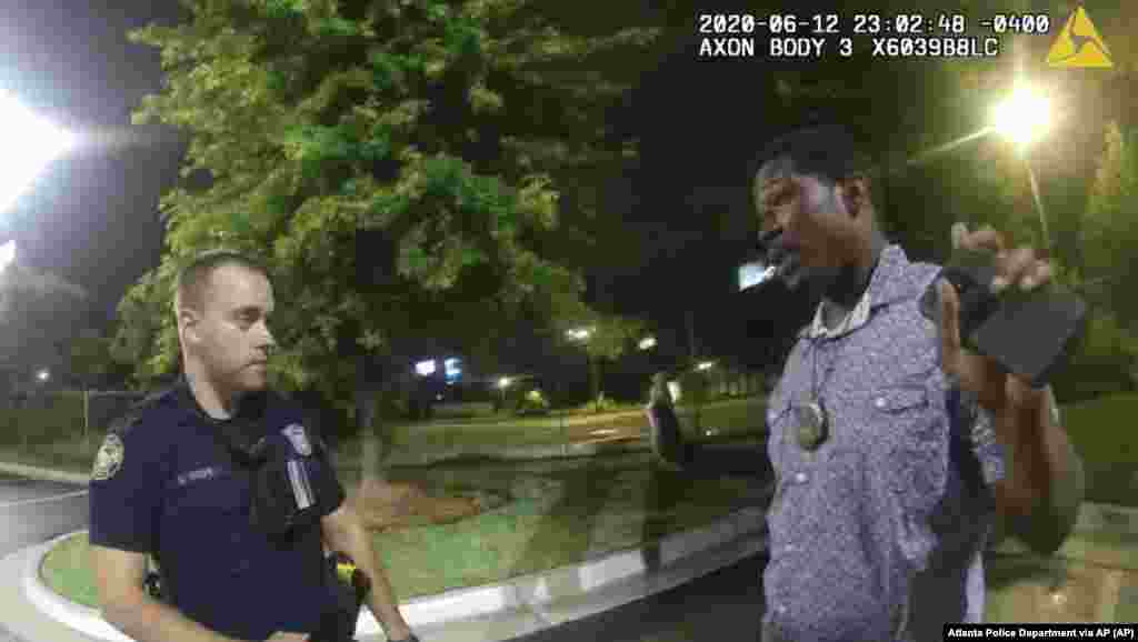 Picha hii iliyotolewa na Idara ya Polisi ya Atlanta inamuonyesha Rayshard Brooks akiongea na Afisa Garrett Rolfe kwenye eneo la kuengesha magari la mgahawa wa Wendy, Jioni Ijumaa, Juni 12, 2020, mjini Atlanta. (Atlanta Police Department via AP)