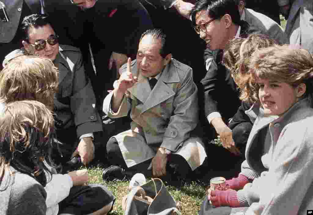 1986年6月10日,中国共产党领导人胡耀邦在英国莎士比亚的出生地同英国女学生坐在草地上交谈,他询问女生对中国的了解。胡耀邦访问英国,没有像华国锋那样到伦敦海格特公墓拜谒马克思,在高层引起争议。 从公开报道上看,中国领导人里,只有华国锋和江泽民拜谒过马克思墓。作者关岭在2015年10月写道:“其他访问英国的中共领导人,包括赵紫阳(1985年)、胡耀邦(1986年)、朱镕基(1992年、1998年)、胡锦涛(2001年、2005年、2009年)、李瑞环(2002年)、温家宝(2004年、2006年、2009年、2011年)、贾庆林(2006年)、李克强(2011年、2014年)、李长春(2012年)等人,在互联网上都查不到他们访英期间曾拜谒马克思墓的报道。”后来,习近平访问英国,至少从公开报道上看,也没有拜谒马克思墓的消息。