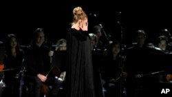 Adele tuvo un inconveniente durante su tributo a George Michael y pidió volver a comenzar diciéndole a la audiencia: "No puedo arruinarle esto a él".