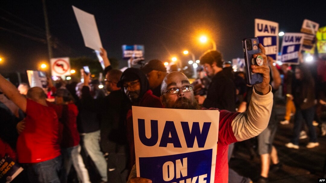전미자동자노조(UAW) 조합원들이 15일 미시간주 웨인에 있는 포드 공장 앞에서 시위하고 있다.