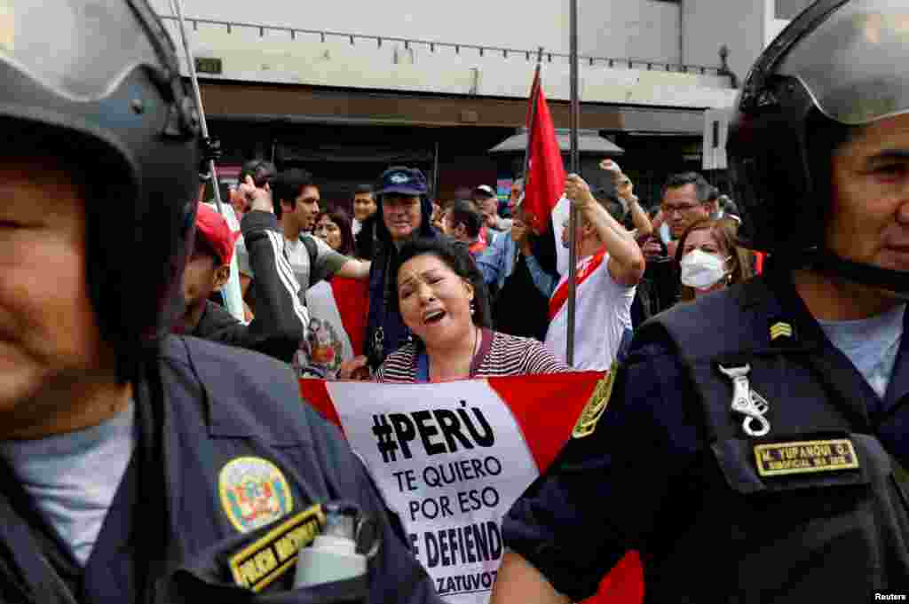 Policías montan guardia durante una protesta después de que el Congreso aprobara la destitución del presidente Pedro Castillo, en Lima, Perú, el 7 de diciembre de 2022. REUTERS/Alessandro Cinque Lea más aquí