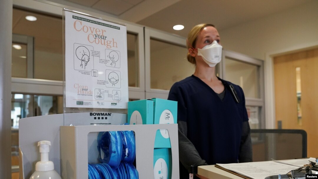 Staff nurse Lt. Gretta Walter awaits the arrival of coronavirus test patients in the emergency room at Fort Belvoir Community Hospital in Fort Belvoir, Virginia, U.S., March 18, 2020. (REUTERS/Kevin Lamarque)