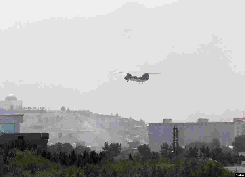Amerikalı yetkililer Kabil’deki diplomatların helikopterlerle havaalanına götürüldüğünü açıkladı. Taleban’ın Afganistan’da hızlı ilerleyişinin ardından ülkeye ek Amerikan askeri gönderilmişti.